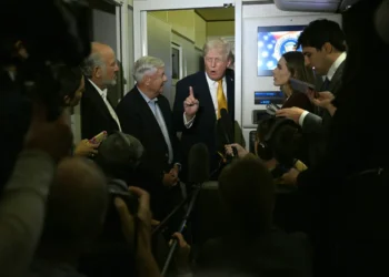 Donald Trump habla con periodistas a bordo del Air Force One/AFP