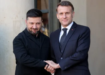 El presidente de Francia, Emmanuel Macron (der.), recibe al presidente de Ucrania, Volodímir Zelenski, en el Palacio del Elíseo en París/AFP
