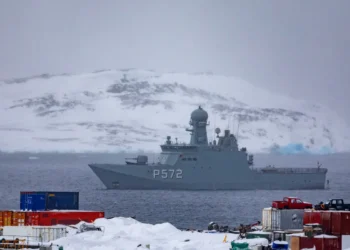 El buque de la armada danesa patrulla las aguas en Groenlandia /AFP