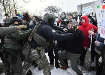 Manifestantes se enfrentaron con agentes federales frente al Edificio Federal Bishop Henry Whipple/AFP