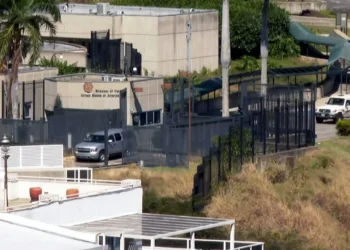 Vehículos se retiran de la embajada de Estados Unidos en Caracas/AFP