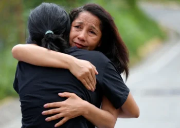 Familiares esperan por horas las liberaciones/AFP