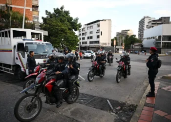 Policías venezolanos patrullan las calles de Caracas/AFP
