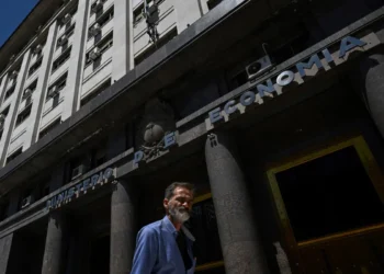 Un hombre pasa junto al Ministerio de Economía de Argentina en Buenos Aires/AFP