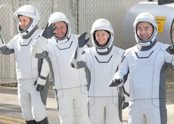 Los astronautas antes de su partida a la Estación Espacial Internacional/AFP