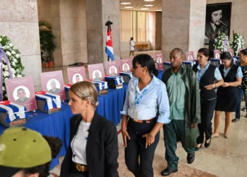 Cientos de cubanos rindieron honores a militares muertos/AFP
