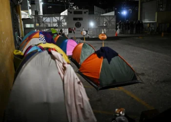 Los familiares de presos políticos duermen en puertas de las cárceles/AFP