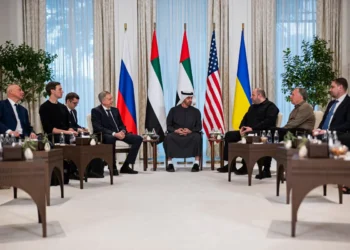 El presidente de los EAU, el jeque Mohamed bin Zayed al-Nahyan, habla con los jefes de las delegaciones/AFP