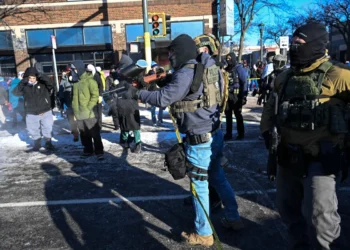 Los agentes del ICE se enfrentaron con los manifestantes/AFP