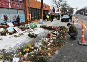 La gente deja flores donde un hombre fue abatido por agentes federales/AFP