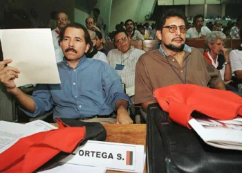 Daniel Ortega junto a Bayardo Arce en otro tiempo/AFP