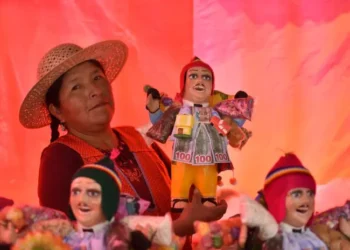 Una expositora de la feria de la Alasita. FOTO: GAMLP