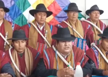 Campesinos de La Paz brindan una conferencia de prensa.