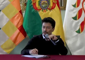 El canciller Fernando Aramayo brinda una conferencia de prensa.