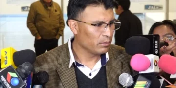 El senador Nilton Condori es entrevistado  por la prensa. (Captura: Senado)