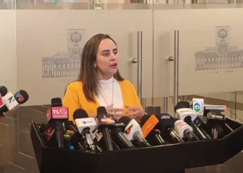 La diputada Claudia Herbas de Alianza Popular, brinda una conferencia de prensa.