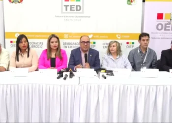 Sala Plena del Tribunal Supremo Electoral brinda una conferencia de prensa.