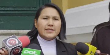 La senadora Elena Pachacute (Libre) es entrevistada por la prensa.