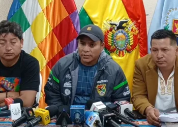 El exsenador Leonardo Loza junto a dirigentes cocaleros. (Captura: radio Kawsachun)