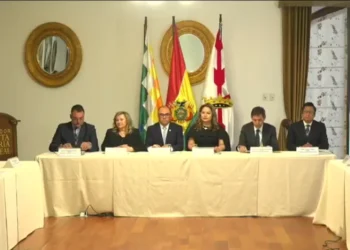 Vocales del TSE junto a representantes del Órgano Judicial y de la Fiscalía General.