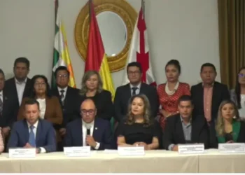Vocales del TSE junto a autoridades del Órgano Judicial y del Ministerio Público.