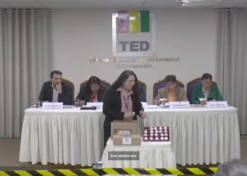 El Tribunal Electoral Departamental de Cochabamba realiza el sorteo de las franjas.