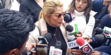 La expresidenta Jeanine Áñez es entrevistada por la prensa.