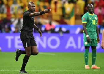 El árbitro Jean-Jacques Ndala Ngambo señala un penal en la final de la Copa de África entre Marruecos y Senegal. (FOTO: AFP)