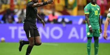 El árbitro Jean-Jacques Ndala Ngambo señala un penal en la final de la Copa de África entre Marruecos y Senegal. (FOTO: AFP)