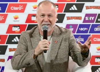 El brasileño Mano Menezes, nuevo seleccionador de Perú, habla en conferencia de prensa en Lima. (FOTO: AFP)