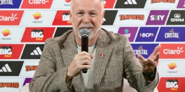 El brasileño Mano Menezes, nuevo seleccionador de Perú, habla en conferencia de prensa en Lima. (FOTO: AFP)