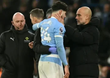 El defensor Josko Gvardiol del Manchester City, consolado por su entrenador Pep Guardiola después de partirse la tibia. (FOTO: AFP)