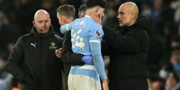 El defensor Josko Gvardiol del Manchester City, consolado por su entrenador Pep Guardiola después de partirse la tibia. (FOTO: AFP)