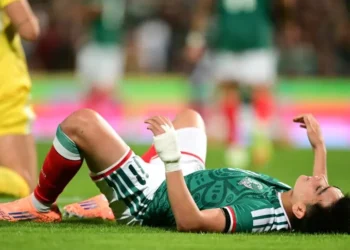 El delantero de México Gilberto Mora, tendido sobre el césped durante un partido amistoso contra Uruguay. (FOTO:AFP)
