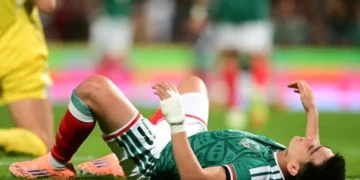 El delantero de México Gilberto Mora, tendido sobre el césped durante un partido amistoso contra Uruguay. (FOTO:AFP)