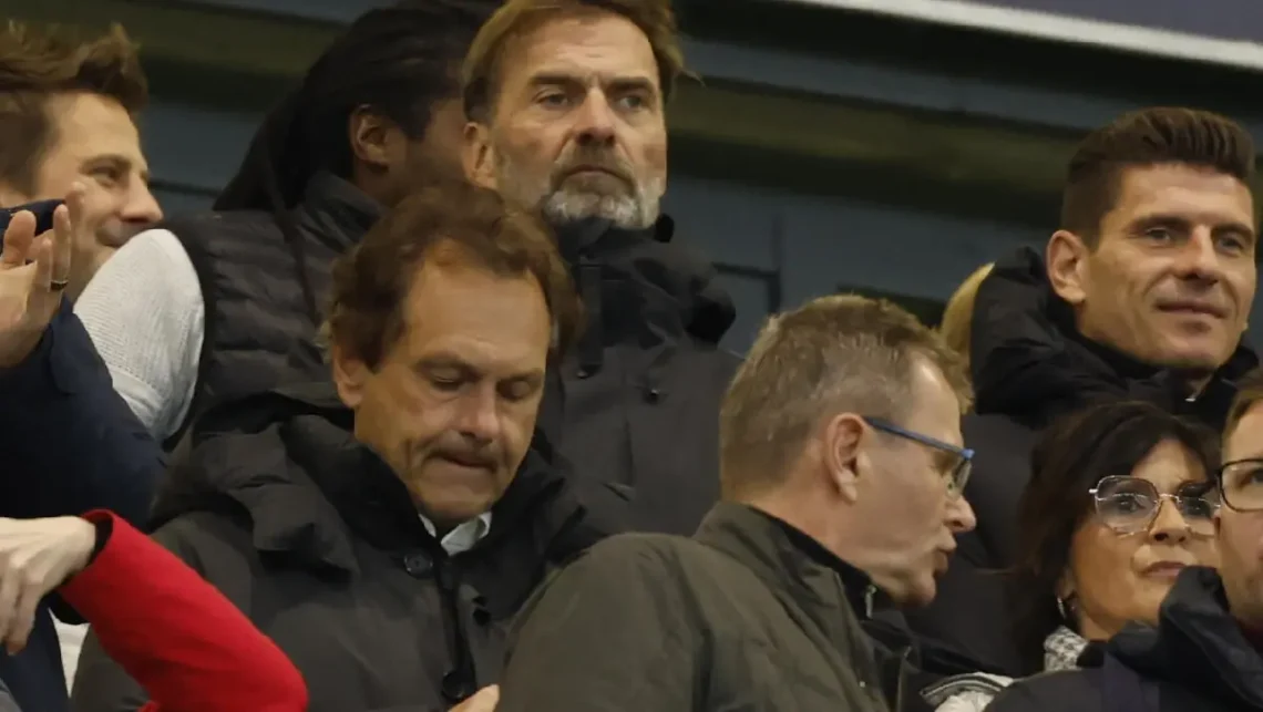 El entrenador de fútbol Jürgen Klopp (centro-arriba, con barba) sigue un partido clasificatorio para el Mundial entre Alemania y Eslovaquia. (FOTO: AFP)