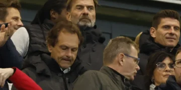 El entrenador de fútbol Jürgen Klopp (centro-arriba, con barba) sigue un partido clasificatorio para el Mundial entre Alemania y Eslovaquia. (FOTO: AFP)