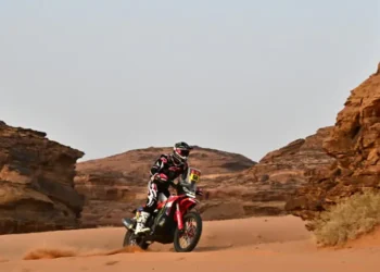 El piloto español Tosha Schareina en la tercera etapa del Rally de Dakar. (FOTO: AFP)