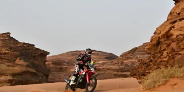 El piloto español Tosha Schareina en la tercera etapa del Rally de Dakar. (FOTO: AFP)