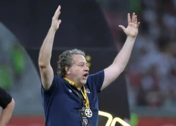 Júlio Casares, celebra la victoria en la final de la Super Copa brasileña de 2024. (FOTO: AFP)
