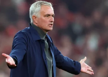 El técnico José Mourinho gesticula durante un partido de la liga portuguesa entre el Benfica y el Estrela da Amadora. (FOTO: AFP)