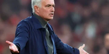 El técnico José Mourinho gesticula durante un partido de la liga portuguesa entre el Benfica y el Estrela da Amadora. (FOTO: AFP)