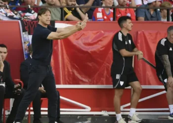 El técnico Matías Almeyda da instrucciones desde la banda durante el partido liguero entre el Sevilla y el FC Barcelona. (FOTO: AFP)