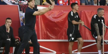 El técnico Matías Almeyda da instrucciones desde la banda durante el partido liguero entre el Sevilla y el FC Barcelona. (FOTO: AFP)