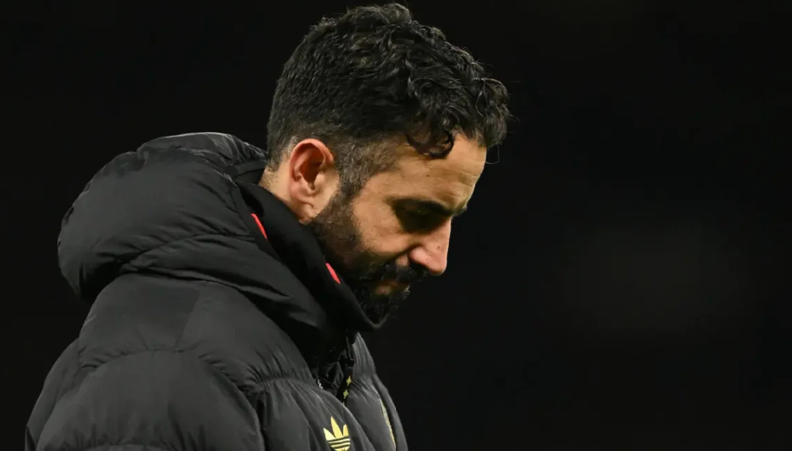 El técnico del Manchester United Ruben Amorim tras el partido de su equipo contra el Wolverhampton Wanderers, en el estadio Old Trafford de Mánchester. (FOTO: AFP)
