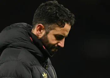El técnico del Manchester United Ruben Amorim tras el partido de su equipo contra el Wolverhampton Wanderers, en el estadio Old Trafford de Mánchester. (FOTO: AFP)