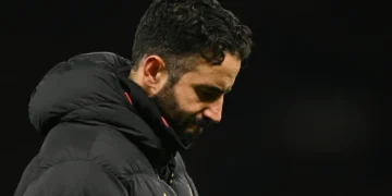 El técnico del Manchester United Ruben Amorim tras el partido de su equipo contra el Wolverhampton Wanderers, en el estadio Old Trafford de Mánchester. (FOTO: AFP)