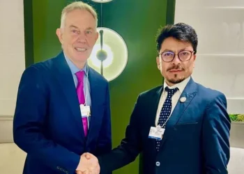 El ex primer ministro del Reino Unido Tony Blair y el canciller Fernando Aramayo. (Foto: Cancillería).