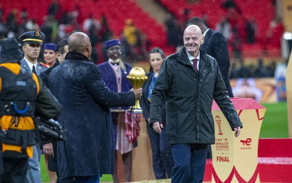 Infantino, antes de la entrega de trofeos en la final de la Copa de África. (FOTO: AFP)