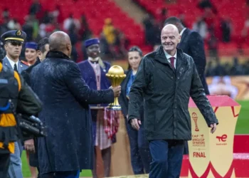 Infantino, antes de la entrega de trofeos en la final de la Copa de África. (FOTO: AFP)